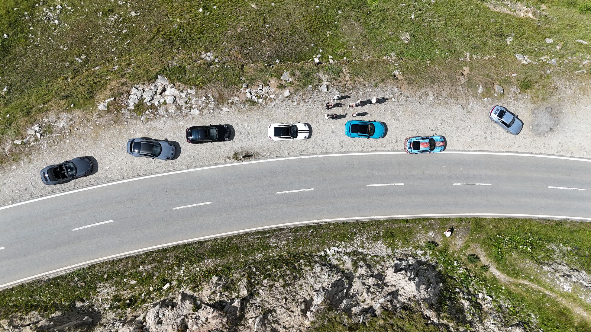 Die Kolonne von oben, am Straßenrand geparkt