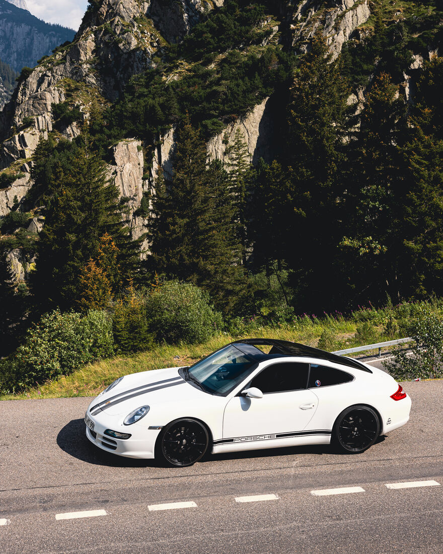 Weißer 911 GT3 auf der Bergstraße