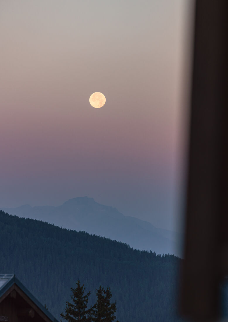 Mond über den Bergketten in der Dämmerung