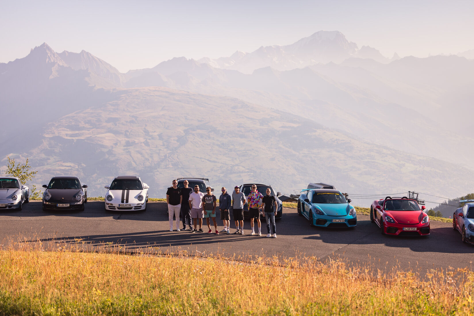 Die Gruppe mit den Autos vor dem Bergpanorama