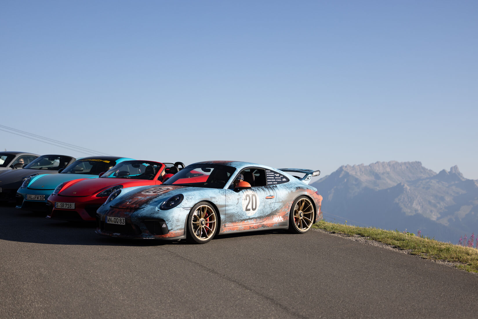GT3 in Gulf-Lackierung auf der Passhöhe