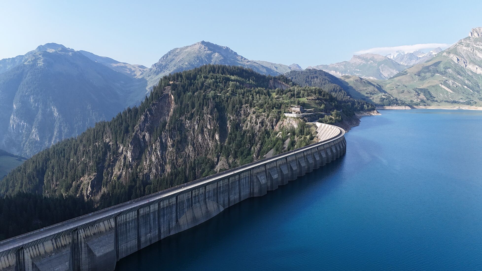 Straße über die Staumauer des Barrage de Roselend, aus der Luft