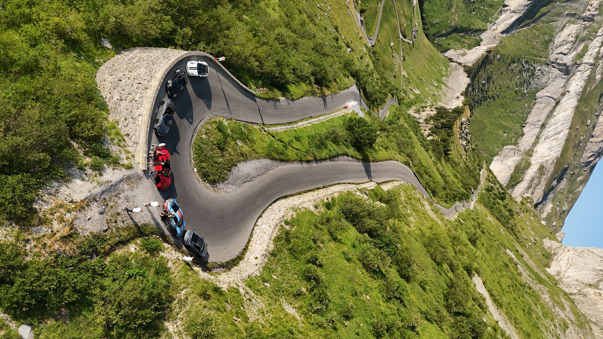 Kehre am Roselend von oben, die Autos in der Kurve geparkt