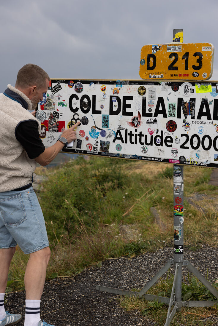 Aufkleber am Passschild Col de la Madeleine, Altitude 2000