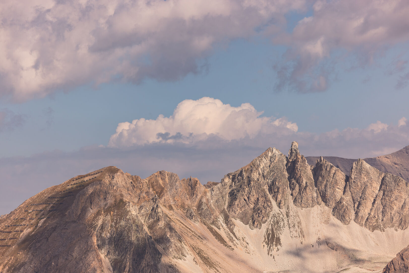 Bergpanorama mit Wolken im Abendlicht