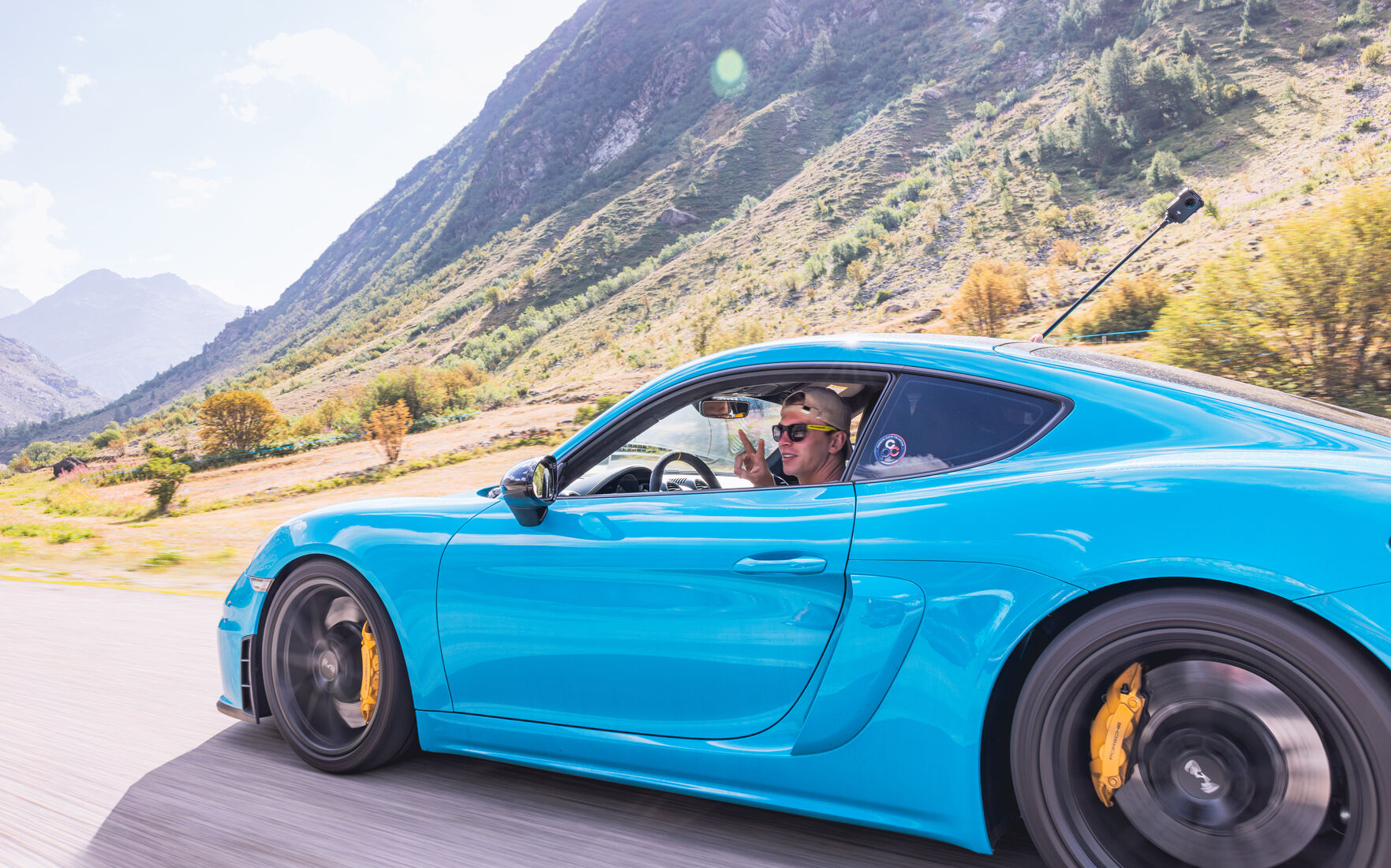 Blauer Cayman GT4 auf der Passstraße