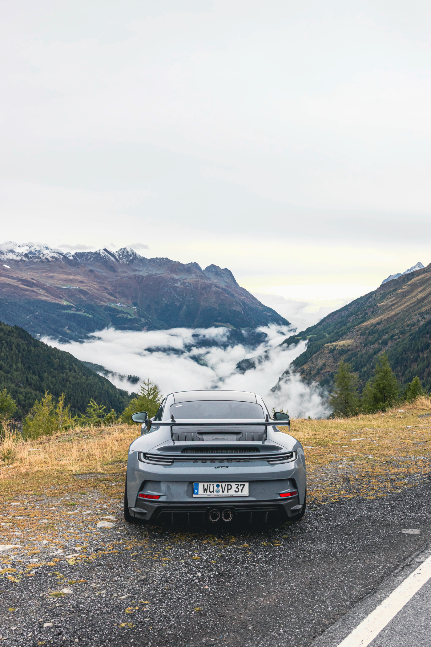 Grauer GT3 am Alpenpass über dem Wolkenmeer