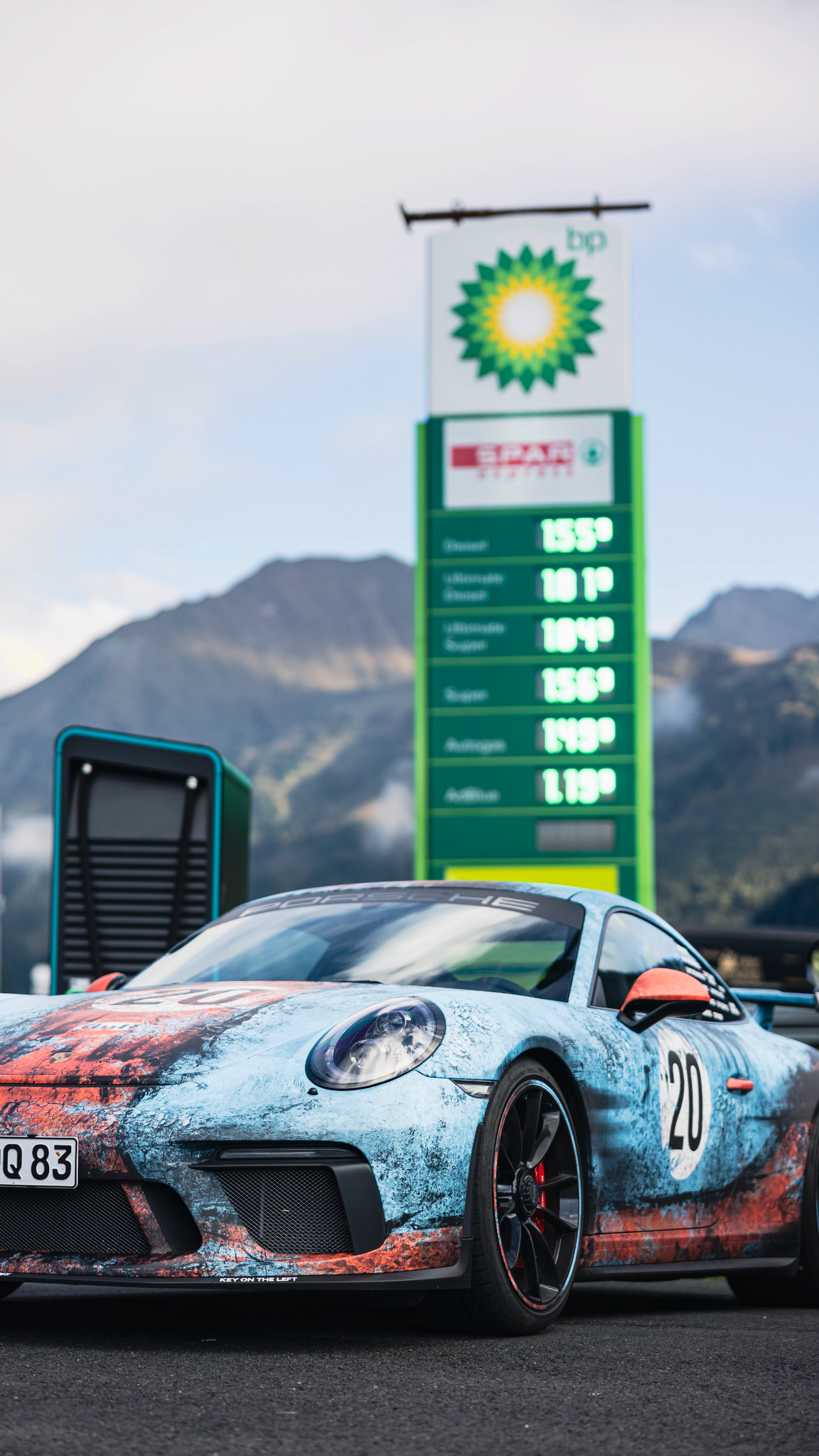 GT3 an der Tankstelle in den Bergen